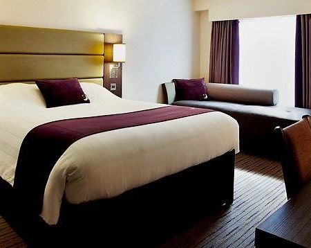 Premier Inn Premier Inn Heathrow Airport Terminal 4 Stanwell Esterno foto